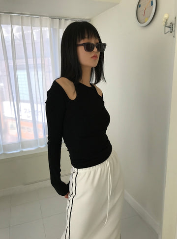 SHOULDER CUT-OUT T